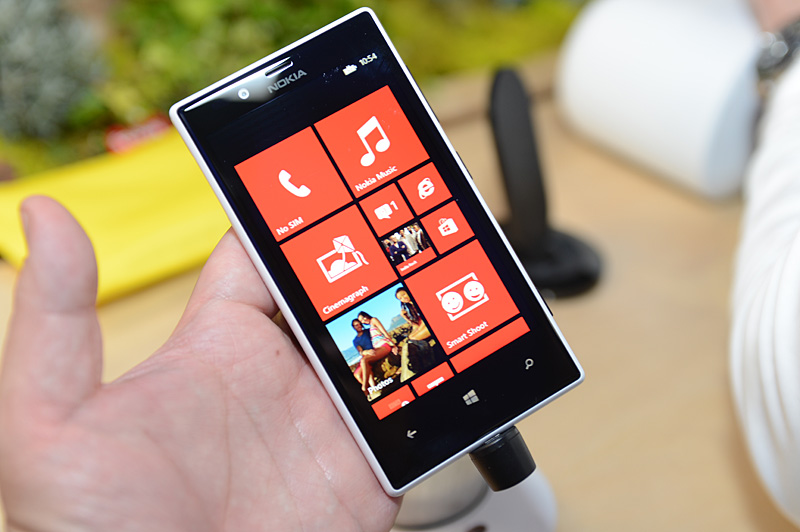 4.3型(480×800ドット)のWVGAスクリーンはIPS液晶