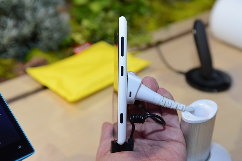 Lumia 720の右側面。電源ボタン、ボリュームボタン、カメラボタンを配置