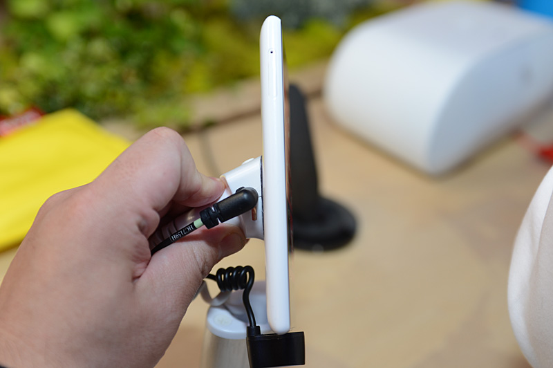 Lumia 720의 우측면.  SIM 카드 슬롯이 보입니다