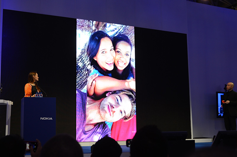 내부 카메라는 셀카도 많은 사람을 커버 할 수있는 와이드 앵글