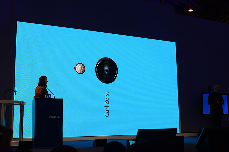 Lumia 720은 F1.9의 칼 자이스 렌즈를 채용