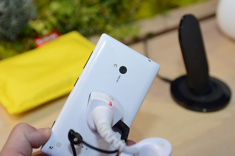 Lumia 720은 F1.9의 칼 자이스 렌즈를 채용