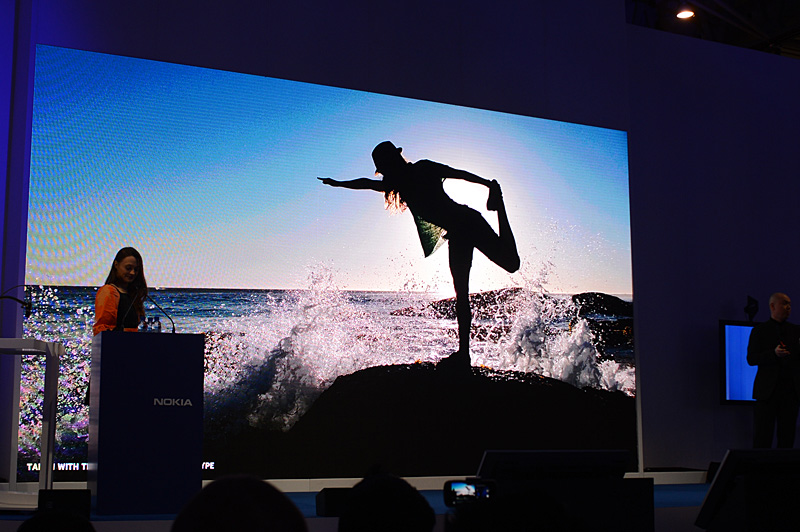 Lumia 720은 F1.9의 칼 자이스 렌즈를 채용