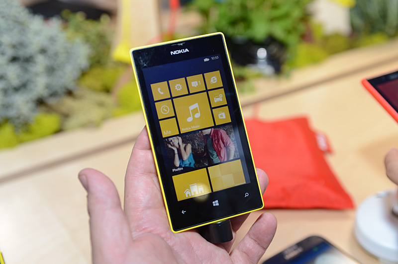 Lumia 520.  Lumia 시리즈 중에서는 로우 엔드 모델로 자리 잡고있다