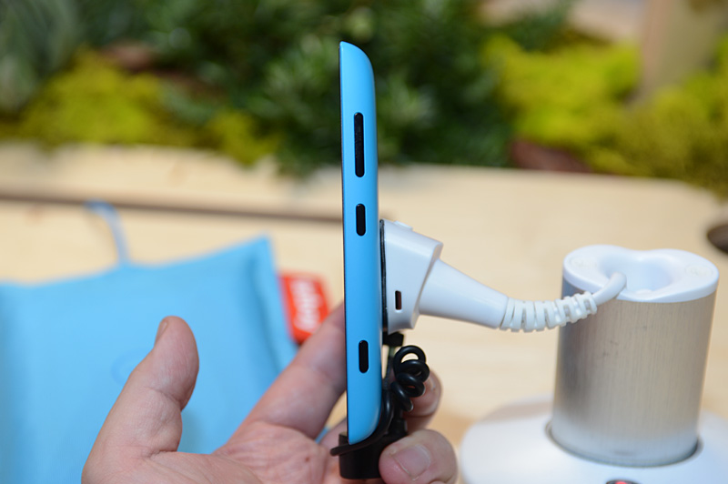 Lumia 520 우측면.  본체는 폴리 카보네이트