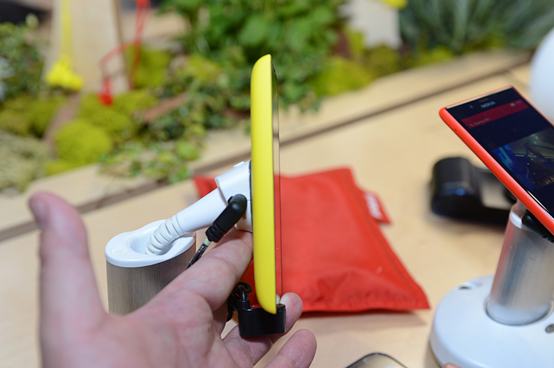 Lumia 520의 좌측면.  이쪽에는 조작 버튼 등이 배치되어 있지 않은