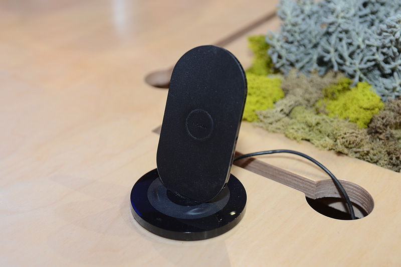 NFC를 지원하는 무선 충전 대.  무선 충전 방식은 Lumia 920 / 820과 같은 Qi를 채용