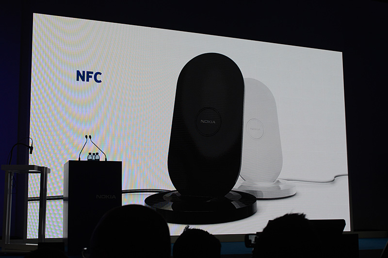 NFC를 지원하는 무선 충전 대.  무선 충전 방식은 Lumia 920 / 820과 같은 Qi를 채용