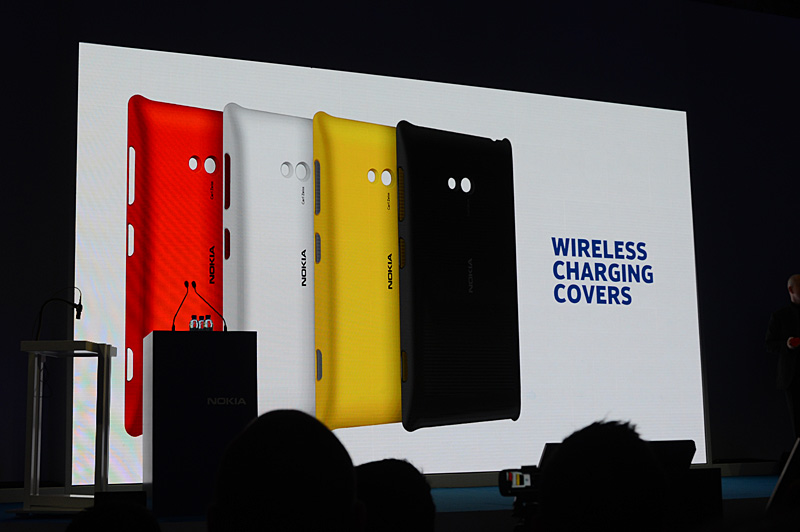 Lumia 720은 상위 모델 920 / 820과 마찬가지로 후면 패널의 교환 Qi 충전에 대응.