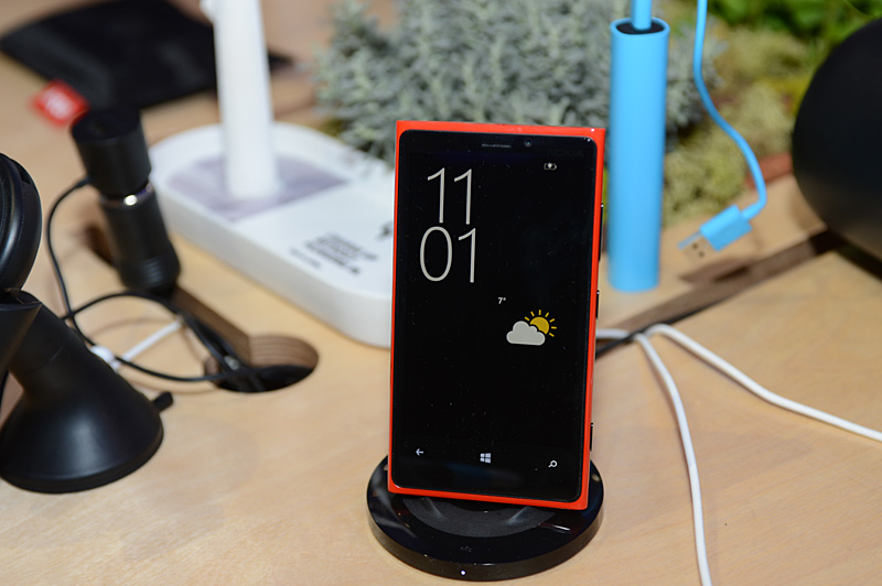 NFC를 사용하여 충전 시작과 동시에 시계 화면으로 이동하게된다.  이 상태에서 화면을 손가락으로 위아래로 덧하면 화면 밝기를 조정할 수