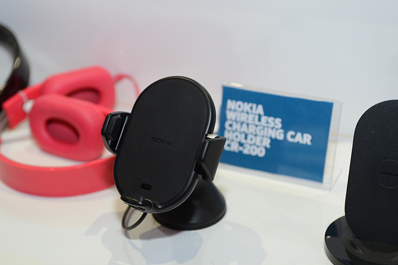 차내에서 무선 충전을 행할 수있는 카 홀더.  NFC에 대응하고, 터치하여 단말기를 드라이브 모드 등으로 전환된다.  수직, 수평 방향으로 회전 가능.  시가 소켓에 다른 USB 충전 단자를 장비