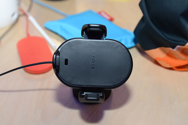 차내에서 무선 충전을 행할 수있는 카 홀더.  NFC에 대응하고, 터치하여 단말기를 드라이브 모드 등으로 전환된다.  수직, 수평 방향으로 회전 가능.  시가 소켓에 다른 USB 충전 단자를 장비