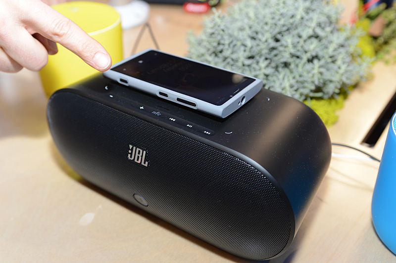 허먼 국제 JBL 브랜드에서 출시되는 Bluetooth 대응 스피커.  NFC의 페어링과 윗면을 통해 Qi의 무선 충전도 행할
