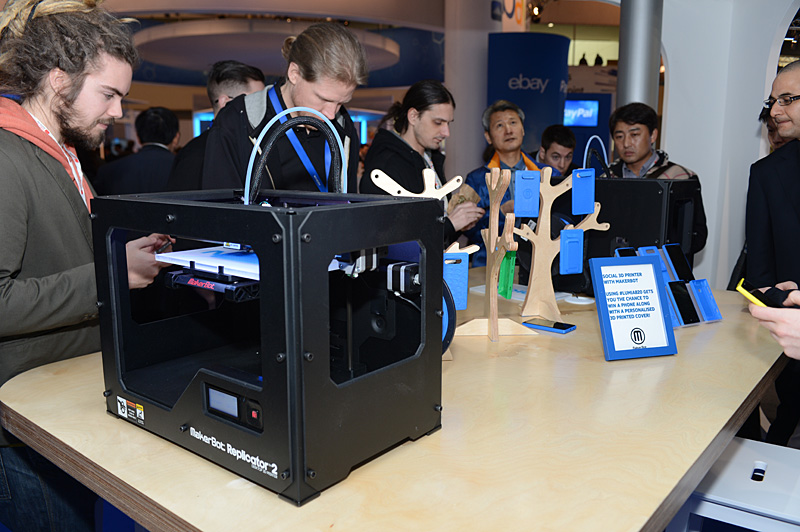 NOKIA 부스에 전시되어 있던 유행의 3D 프린터.  Makerbot 제로, Lumia 920 대응의 휴대 커버 등을 제작했다