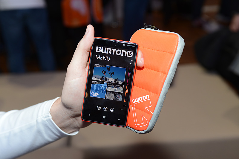 BURTON와 협력, 합작 케이스 나 전용 응용 프로그램을 도입.  외에 Foursquare, GoPro 등과도 제휴를 행하는