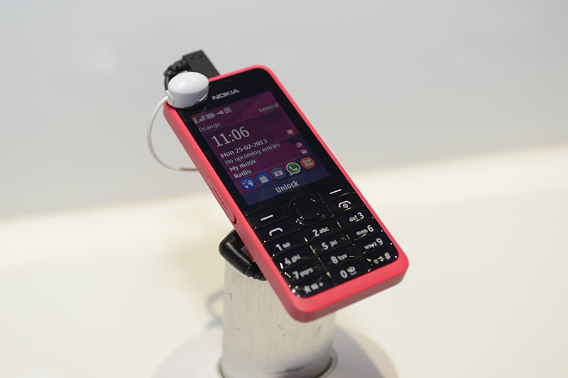 듀얼 SIM을 지원하는 "NOKIA 301".  시장 상정 가격은 65 유로
