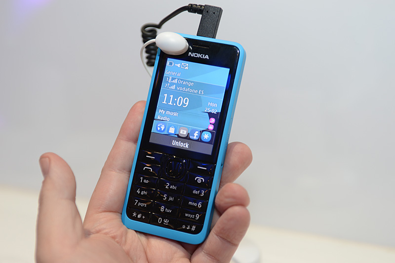 듀얼 SIM을 지원하는 "NOKIA 301".  시장 상정 가격은 65 유로