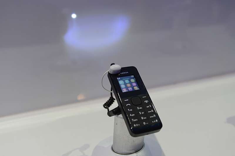 시장 상정 가격 15 유로 "NOKIA 105".  본체 상단에 LED 라이트도 탑재한다
