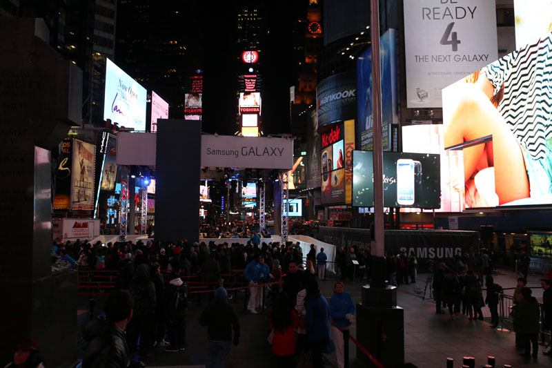 타임스 스퀘어는 일반 사람들도 장사진에서 터치 & 트라이