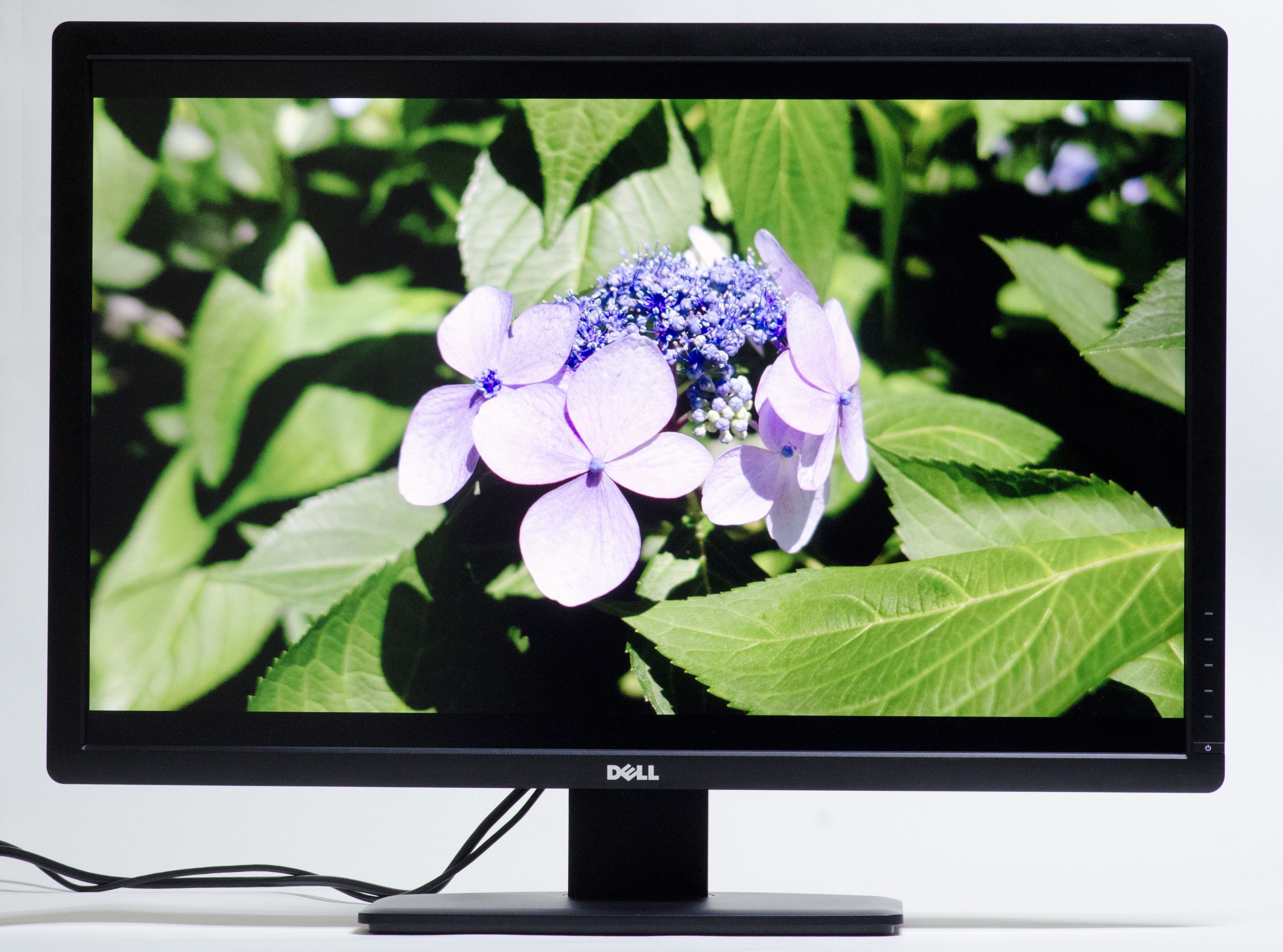 전면 전원 스위치, OSD 관련 스위치는 모든 오른쪽 하단의 경계선에 배치