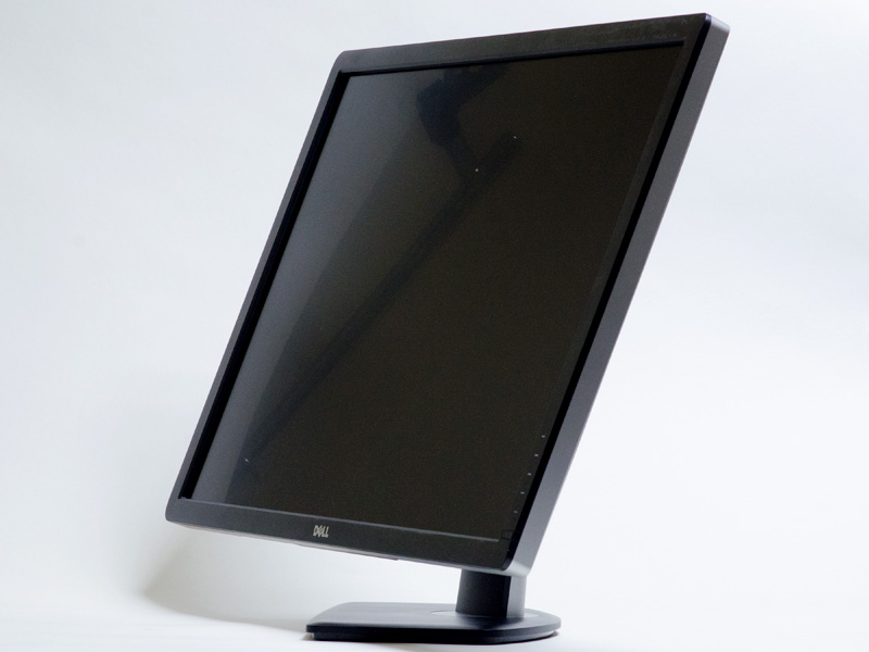 틸트 / 스위블 최대.  틸트 조정 폭은 좁다하지만 회전은 상당히 돌