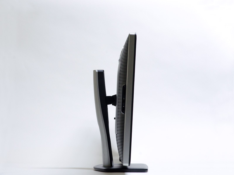 높이 최소시 조정 폭은 90mm.  하단 틸트 최대