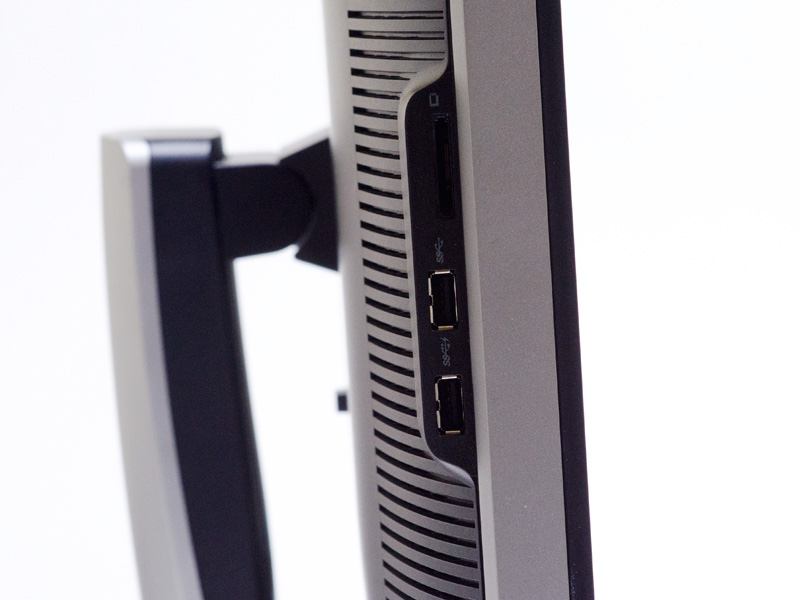 왼쪽의 인터페이스.  SD 카드 리더, USB 3.0 × 2