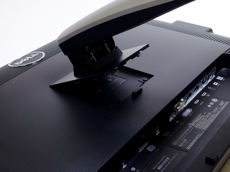 받침대 설치.  상하 볼록 패널에 넣는 것만으로 간단하고 확실.  제거 할 때는 아래에있는 잠금 버튼을 누르면