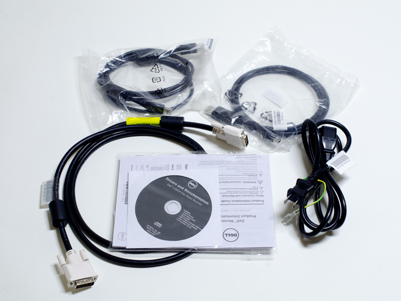 부속품 등.  USB 3.0 케이블, DisplayPort / MiniDisplay 케이블, DVI 케이블, 설치 CD와 간단한 설명 전원 케이블, 전원 케이블