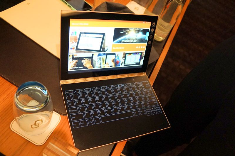 イベントレポート Lenovo デュアルタッチスクリーンの折りたたみ式2in1 Yoga Book 片面は光で浮かび上がるフォースフィードバックキーボード兼ワコム製デジタイザ Pc Watch
