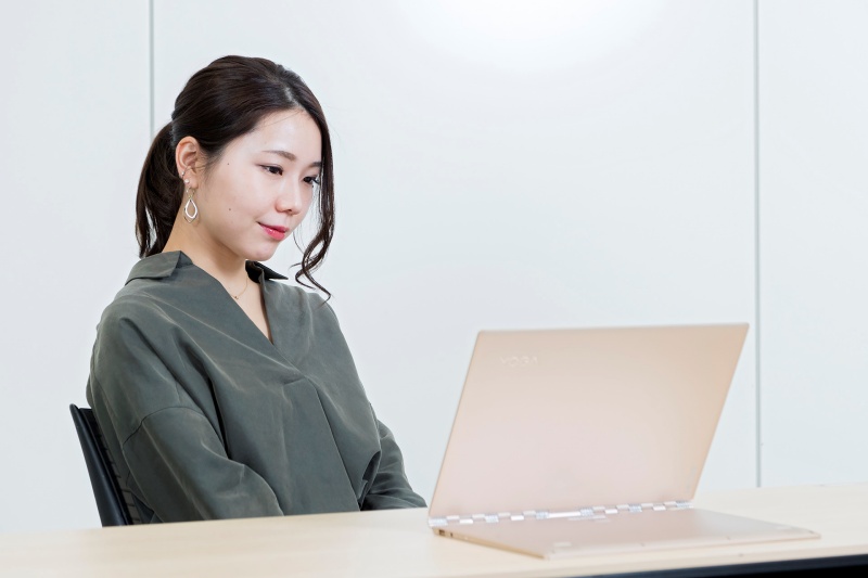 勝又 楓Presents ガールズ ガジェ活♪】レノボの高級感溢れる薄型軽量