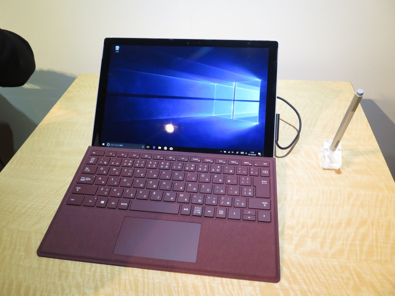 スタンドが最大165度まで開くようになった新しい「Surface Pro