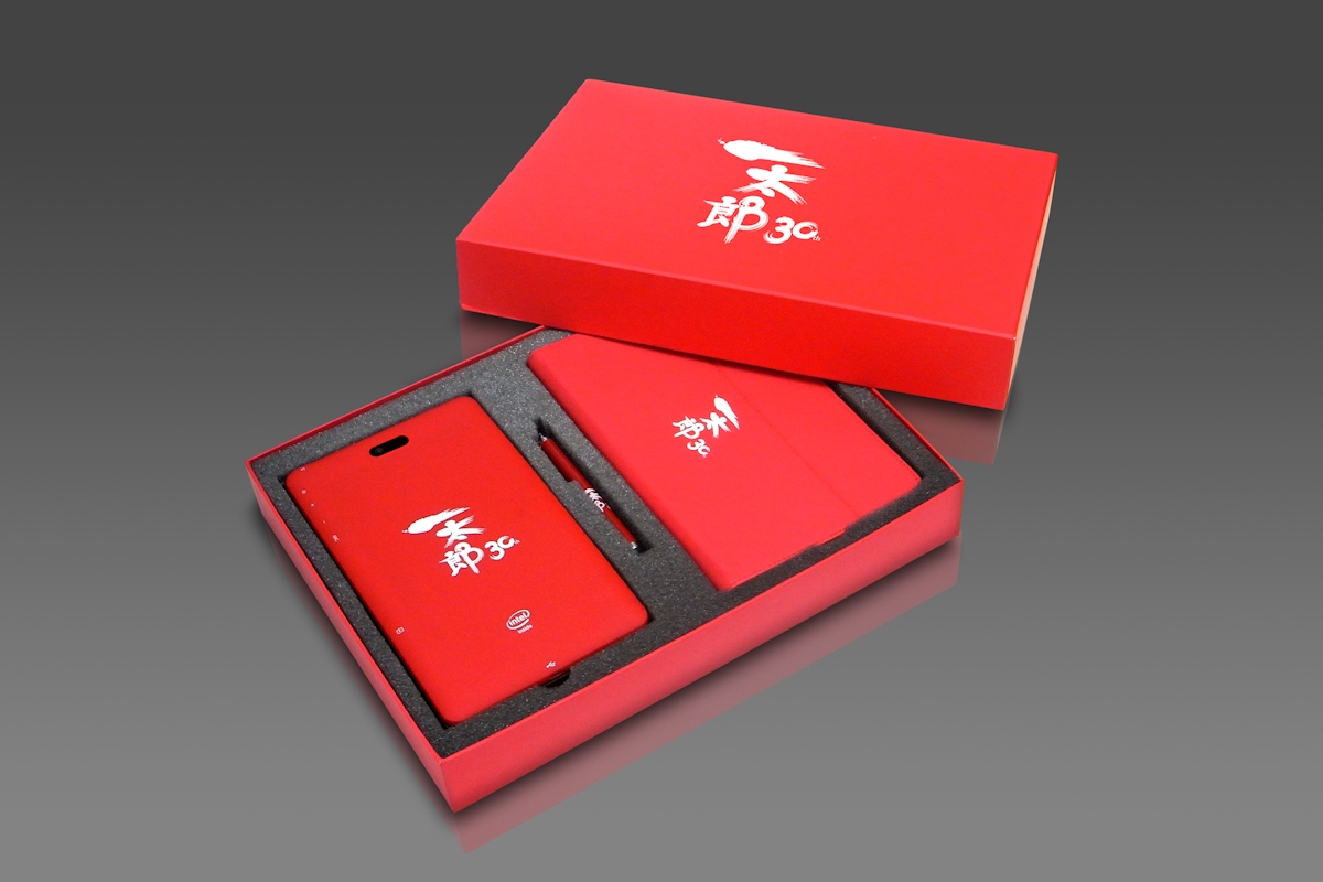 ジャストシステム、赤い筐体の一太郎ロゴ入り限定タブレット ～8型