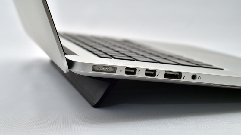 やじうまミニレビュー】スマートにMacBookに傾斜を付けられる貼り付きスタンド ～Bluelounge「Kickflip」 - PC Watch