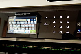 Wi-Fi設定時のSSID・パスワード入力のような場面ではソフトウェアキーボードが出現。ハードウェアの数字キーも利用できる
