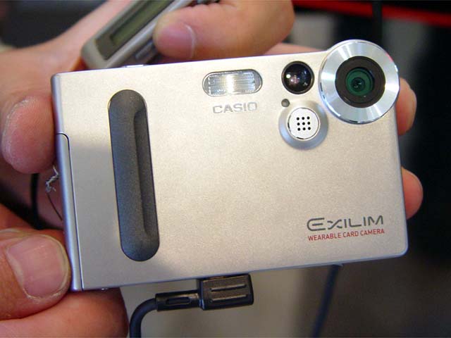 カシオ、厚さ11mmの世界最薄カード型デジカメ「EXILIM」を6月21日に発売