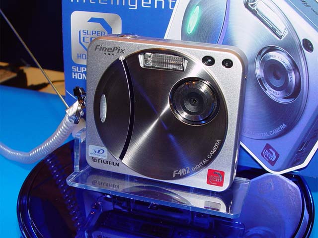 富士フイルム、xD-Picture Card対応のコンパクトデジカメ「FinePix F402」