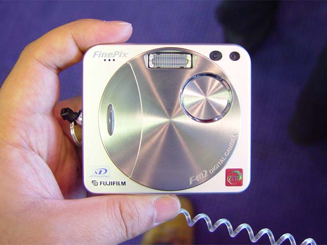 富士フイルム、xD-Picture Card対応のコンパクトデジカメ「FinePix F402」