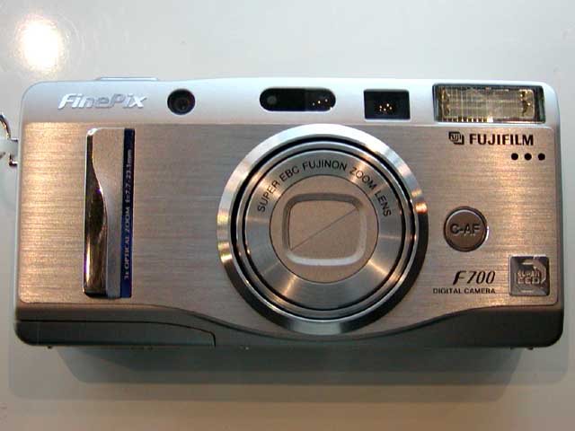 富士フイルム、新世代CCD搭載デジカメ「FinePix F700」の発売を延期