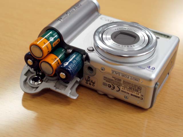 キヤノン、バリアングル液晶が付いた「PowerShot A80」