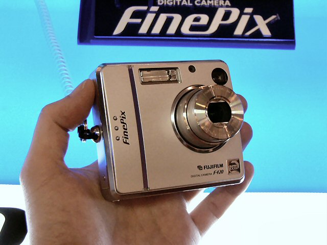 富士フイルム、さらに小型化した310万画素機「FinePix F420」