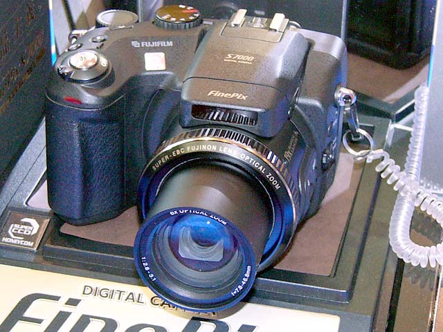 富士フイルム、一眼スタイルデジカメ「FinePix S7000」