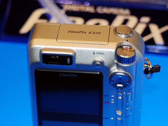 富士フイルム、有効630万画素の光学3倍縦型デジカメ「FinePix F610」
