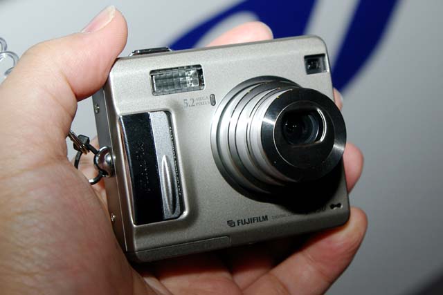 富士写真フイルム、スクエアデザインの500万画素デジカメ「FinePix ...