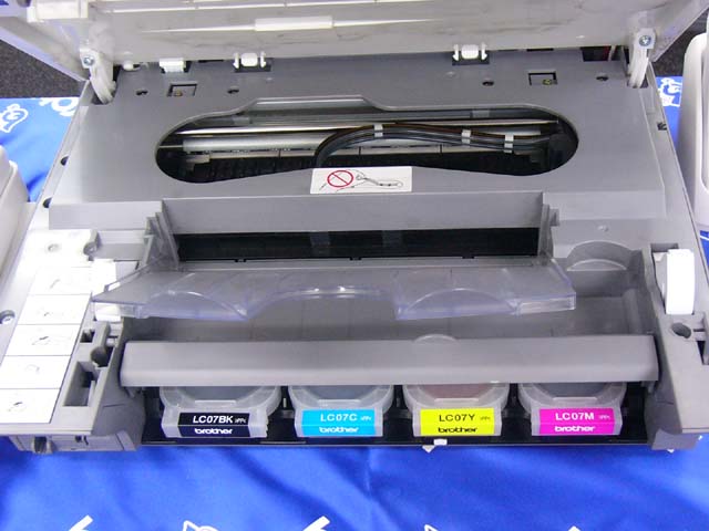 ブラザー 給紙カセットを内蔵した省スペース複合機