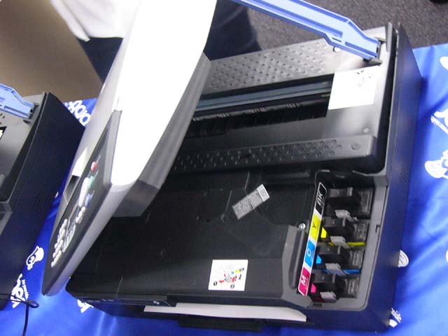 ブラザー 給紙カセットを内蔵した省スペース複合機