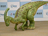 二足歩行する恐竜型ロボット公開
