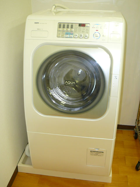 サンヨーの縦型ドラム洗濯乾燥機です。SANYO AWD-ST86Z - 洗濯機