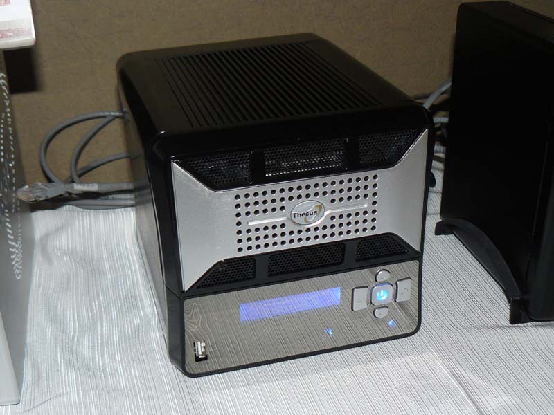 Thecus、RAID 6対応の外付けHDDケース「D5100」