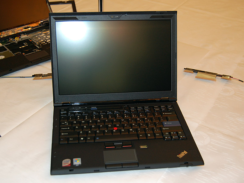 レノボ、1.42kgのSSD搭載モバイルノート「ThinkPad X300」